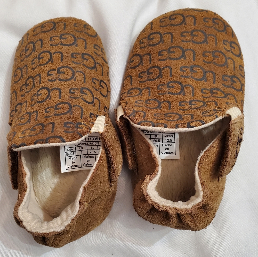 UGG logo crib shoe